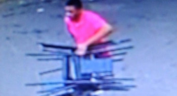 Imagens flagram homem carregando cadeiras furtadas na Sumaré em Venceslau