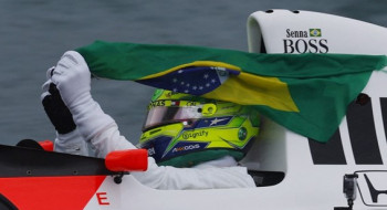 Sob chuva, Hamilton dirige McLaren de Senna e emociona público em Interlagos