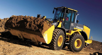 Fazenda contrata operador de máquinas pesadas para trabalhar em Piquerobi