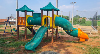 Duas novas áreas de Venceslau recebem instalações de playgrounds 