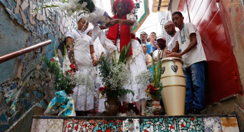 Baianas lavam escadaria em Copacabana em homenagem a Oxóssi