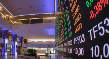 Bolsa sobe mais de 3% e encosta nos 172 mil pontos com recuos de Trump