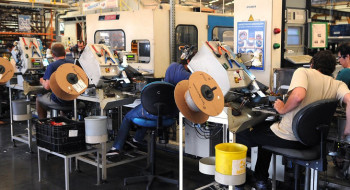 Contratações do setor industrial têm salto de 75% e jovens são maioria