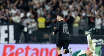Corinthians vence clássico com o Palmeiras para se afastar do Z4