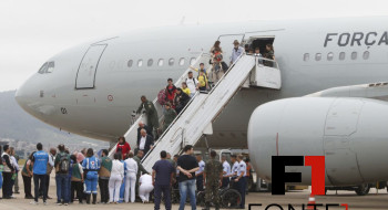 Décimo voo da FAB com 213 repatriados do Líbano chega a São Paulo