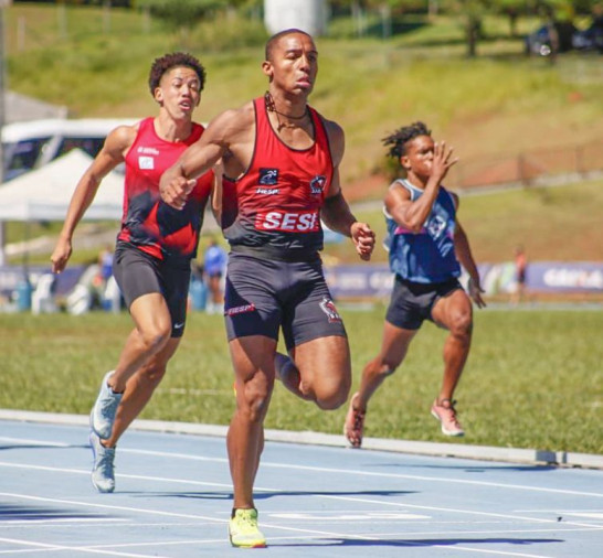 Erik Cardoso supera recorde nos 100 m, mas não tem marca homologada