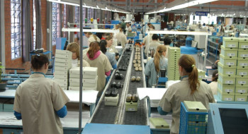 Faturamento da indústria sobe, mas emprego cai pelo terceiro mês