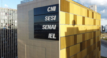 Indústria fatura 4,9% mais em fevereiro, mas continua em queda anual