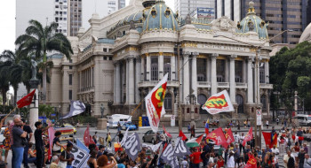 Manifestação no Rio lembra 8 de janeiro e rejeita anistia a golpistas