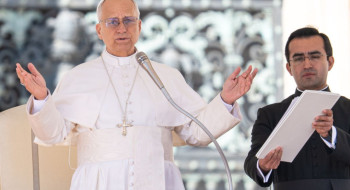 Papa pede fim da guerra, enquanto EUA e Irã negociam paz