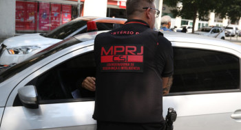 PMs do Rio são denunciados por desviar armas apreendidas em operações