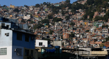 População de favela é mais negra e jovem que restante do país