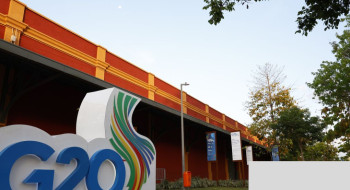 Público chega cedo ao Porto do Rio para participar do G20 Social