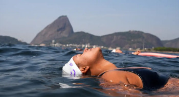 Treinos em grupo na praia devolvem liberdade a pessoas trans no Rio